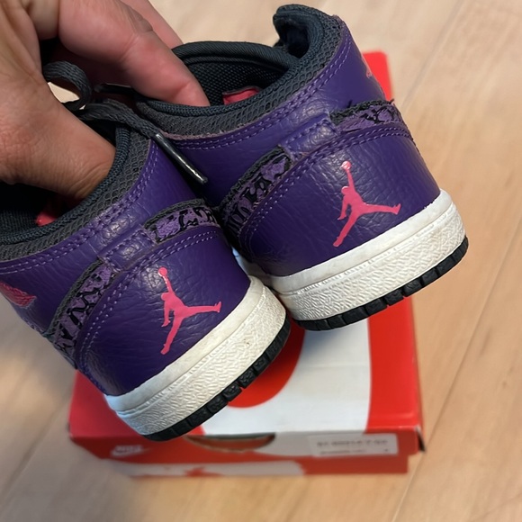 NIKE AIR JORDAN 1 RETRO size 8c - Picture 3 of 14